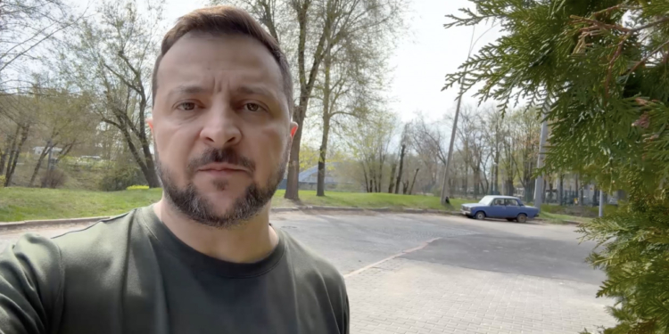 «Ми повинні зробити все можливе й неможливе, щоб якнайбільше наших міст і громад були захищені» – звернення Зеленського (ВІДЕО)