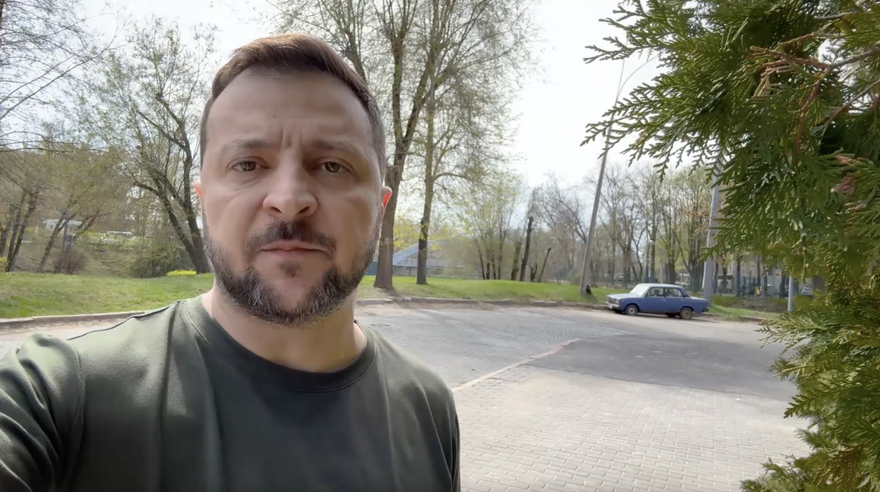 «Ми повинні зробити все можливе й неможливе, щоб якнайбільше наших міст і громад були захищені» – звернення Зеленського (ВІДЕО)