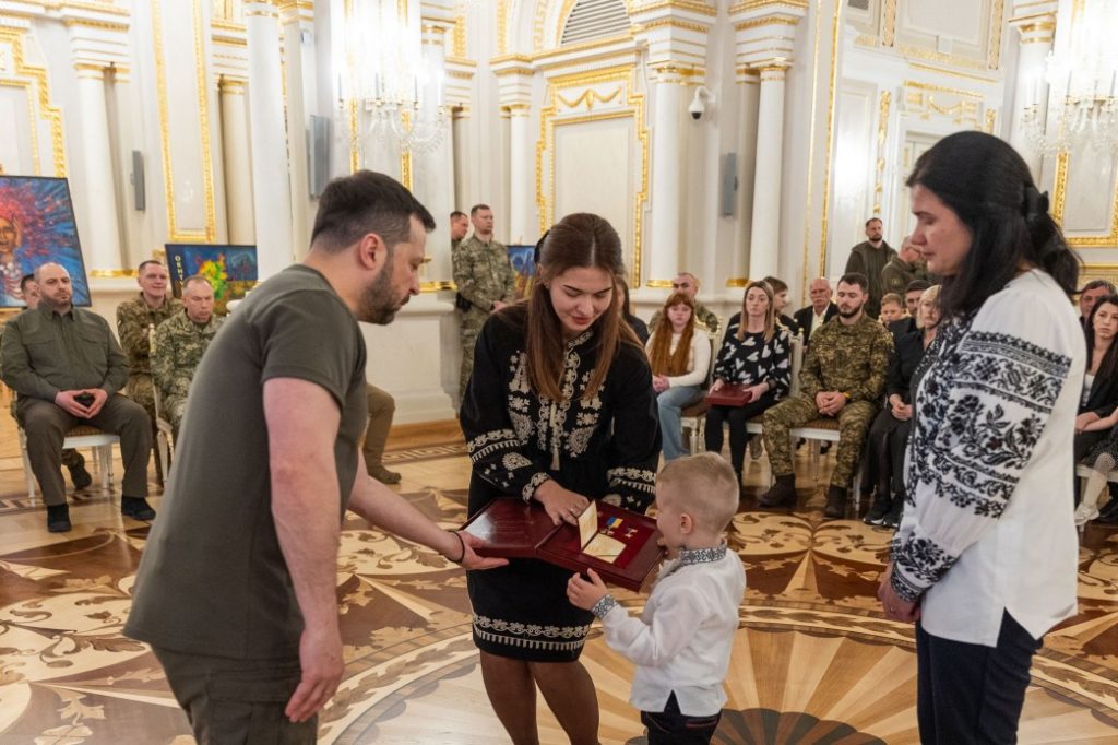 Зеленський вручив ордени «Золота Зірка» захисникам, яким присвоєно звання Героя України, та родинам загиблих воїнів, які удостоєні цього звання посмертно (ФОТО, ВІДЕО) 2