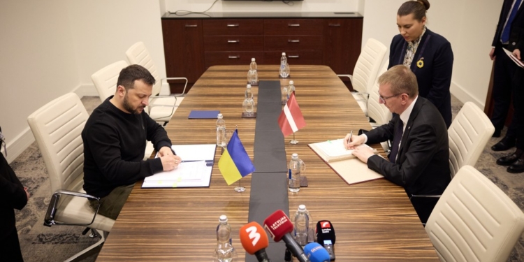 Україна та Латвія уклали безпекову угоду