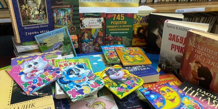 Надходять звідусіль: понад 500 книжок назбирали українці для розбомблених бібліотек Миколаївщини