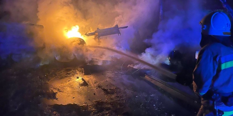 У Первомайську горів гараж, у Миколаєві – сміття