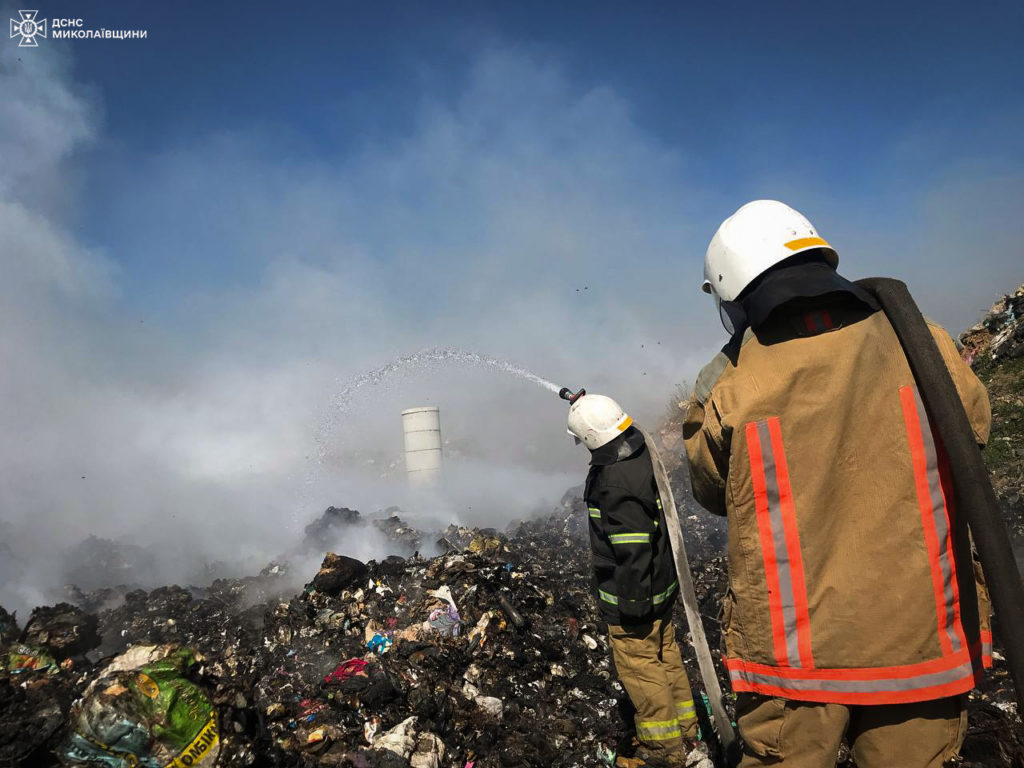 Поблизу Миколаєва гасять стихійне сміттєзвалище (ФОТО) 2