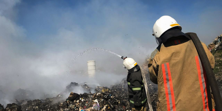 Поблизу Миколаєва гасять стихійне сміттєзвалище (ФОТО)