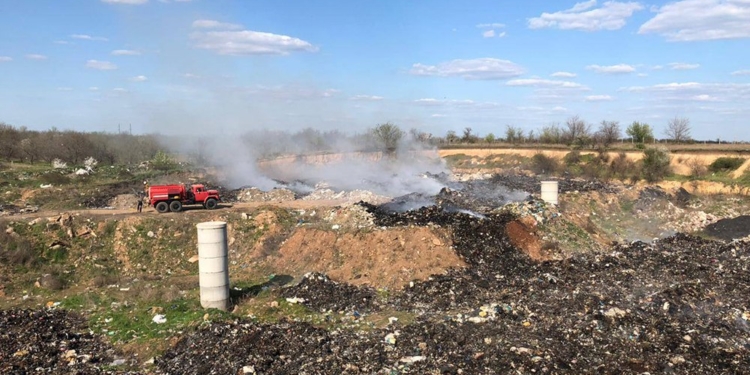 Пожежу стихійного сміттєзвалища під Миколаєвом загасили