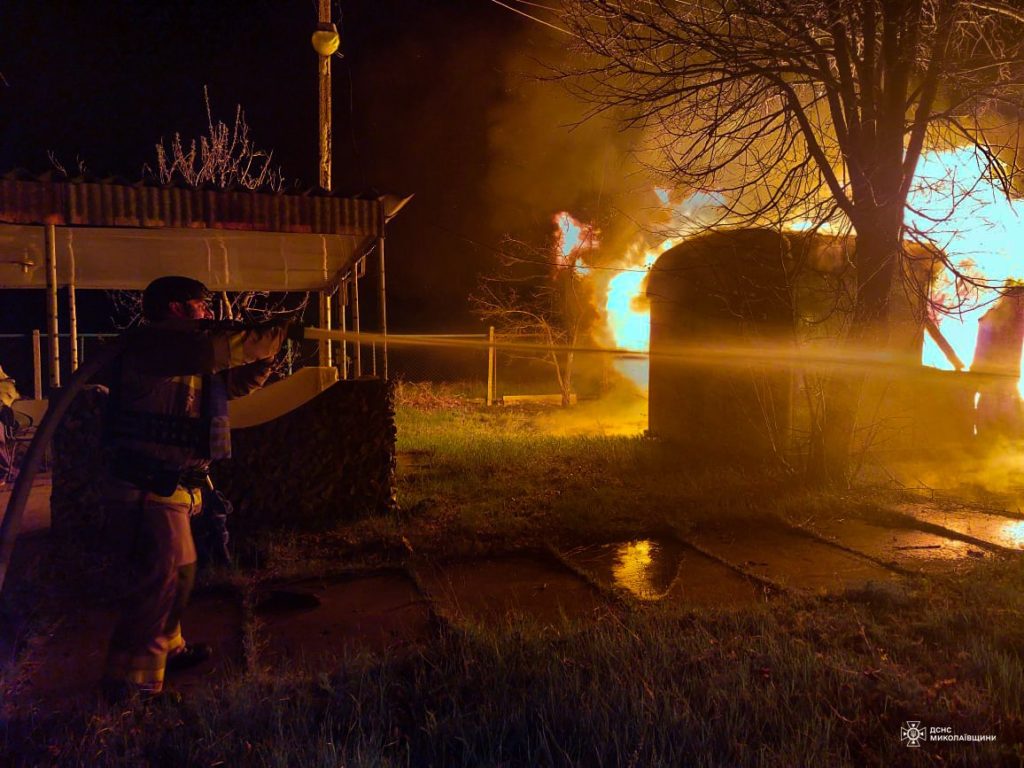 Вогнеборці Миколаївщини показали, як ліквідовували пожежі після ворожих обстрілів (ФОТО) 2