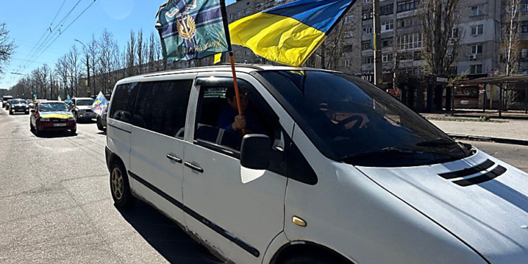У Миколаєві пройшов автопробіг на підтримку військовополонених (ФОТО)