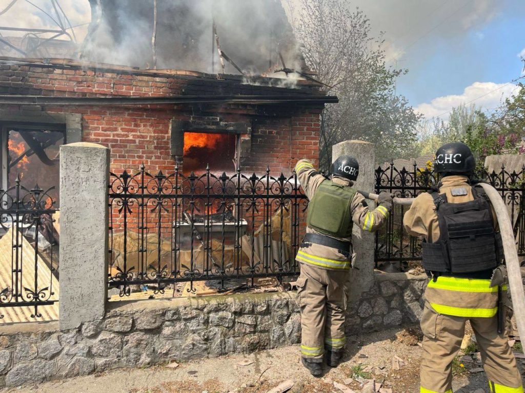 У Дніпрі збили ракету, уламки пошкодили будинки і поранили людей (ФОТО) 2