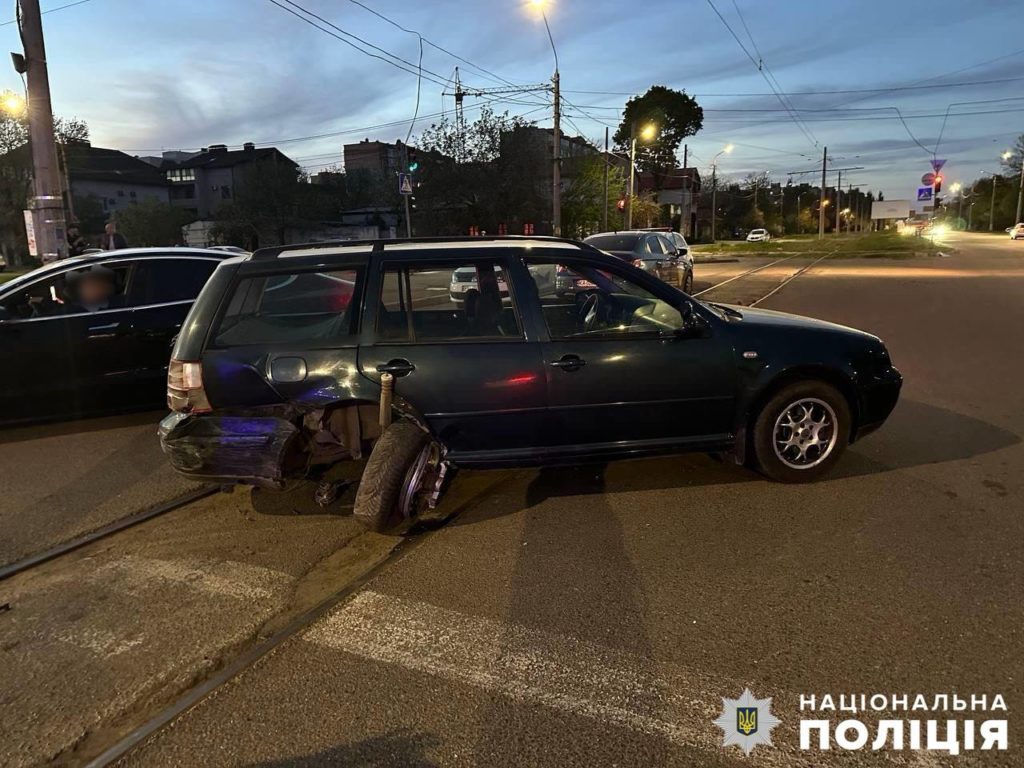 Резонансне ДТП в Миколаєві - 4 авто, 3 постраждалих, п'яний пасажир напав на патрульного (ФОТО) 1