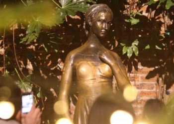 Туристи протерли у грудях веронської статуї Джульєтти дірку