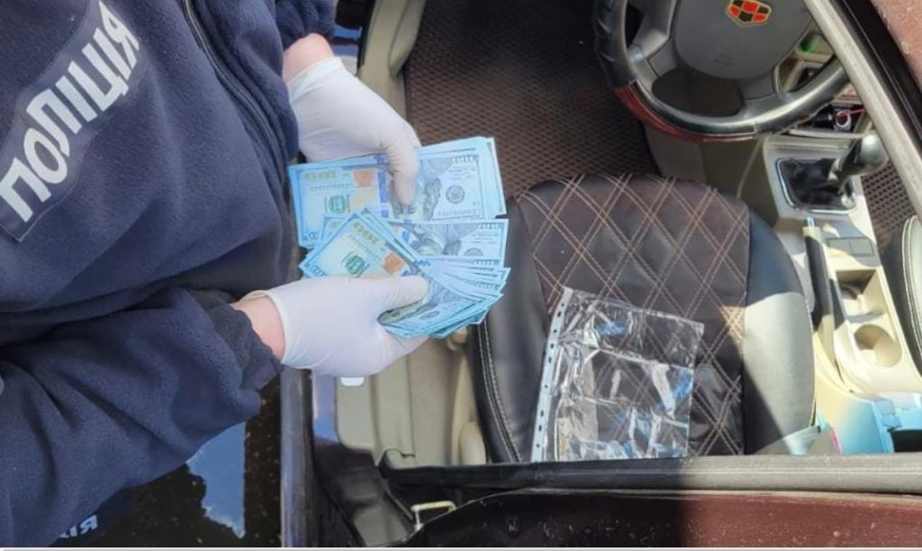 Дивна історія. Миколаївця затримали за готовність допомогти іноземцеві за $5 тис. оселитися тут попри заборону (ФОТО) 5