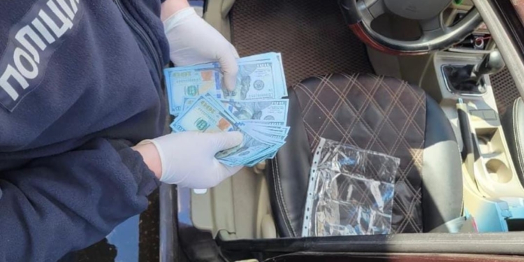 Дивна історія. Миколаївця затримали за готовність допомогти іноземцеві за $5 тис. оселитися тут попри заборону (ФОТО)