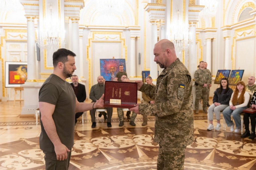 Зеленський вручив ордени «Золота Зірка» захисникам, яким присвоєно звання Героя України, та родинам загиблих воїнів, які удостоєні цього звання посмертно (ФОТО, ВІДЕО) 8