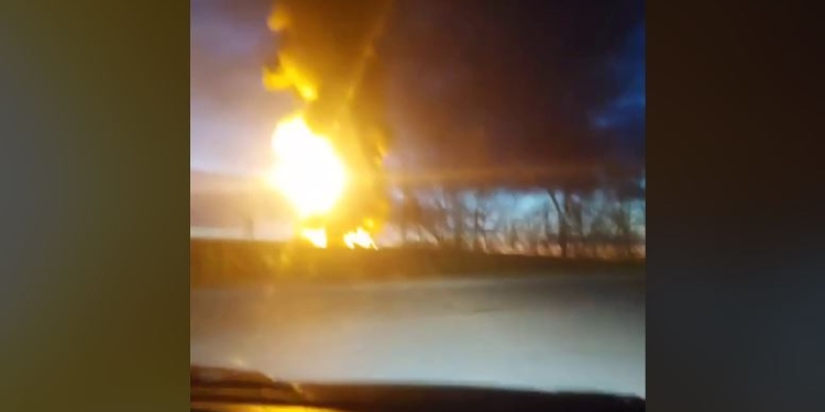 На Смоленщині горить НПЗ, у Ліпецьку дрони атакували металургійний комбінат (ВІДЕО)