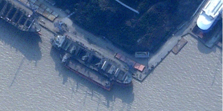 Китай сховав від чужих очей російське судно, яке возило зброю з Північної Кореї, – Reuters