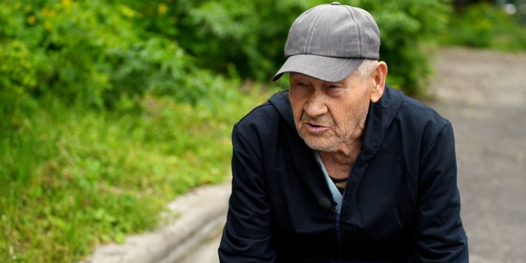 Літній житель окупованого Донбасу пішки перейшов на підконтрольну Україні територію, щоб не брати паспорт РФ (ВІДЕО)