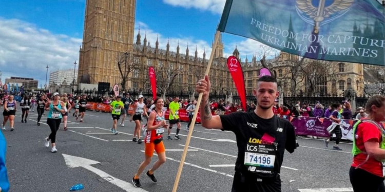 Миколаївський морпіх взяв участь у Лондонському марафоні, щоб привернути увагу до війни росії проти України (ФОТО)