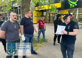 Вимагали та одержали хабар у $1 тис. – у Миколаєві підозрюються двоє поліцейських (ФОТО)