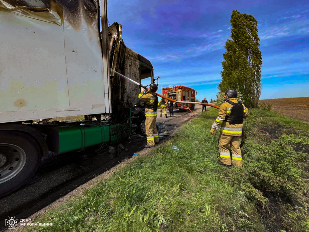 На одній з трас Миколаївщини знов довелось гасити вантажівку (ФОТО) 2