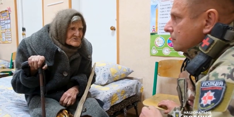 Бабуся в 98 років пройшла 10 км з окупованої частини Очеретиного до своїх (ВІДЕО)