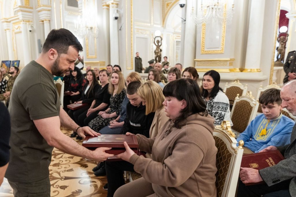 Зеленський вручив ордени «Золота Зірка» захисникам, яким присвоєно звання Героя України, та родинам загиблих воїнів, які удостоєні цього звання посмертно (ФОТО, ВІДЕО) 10