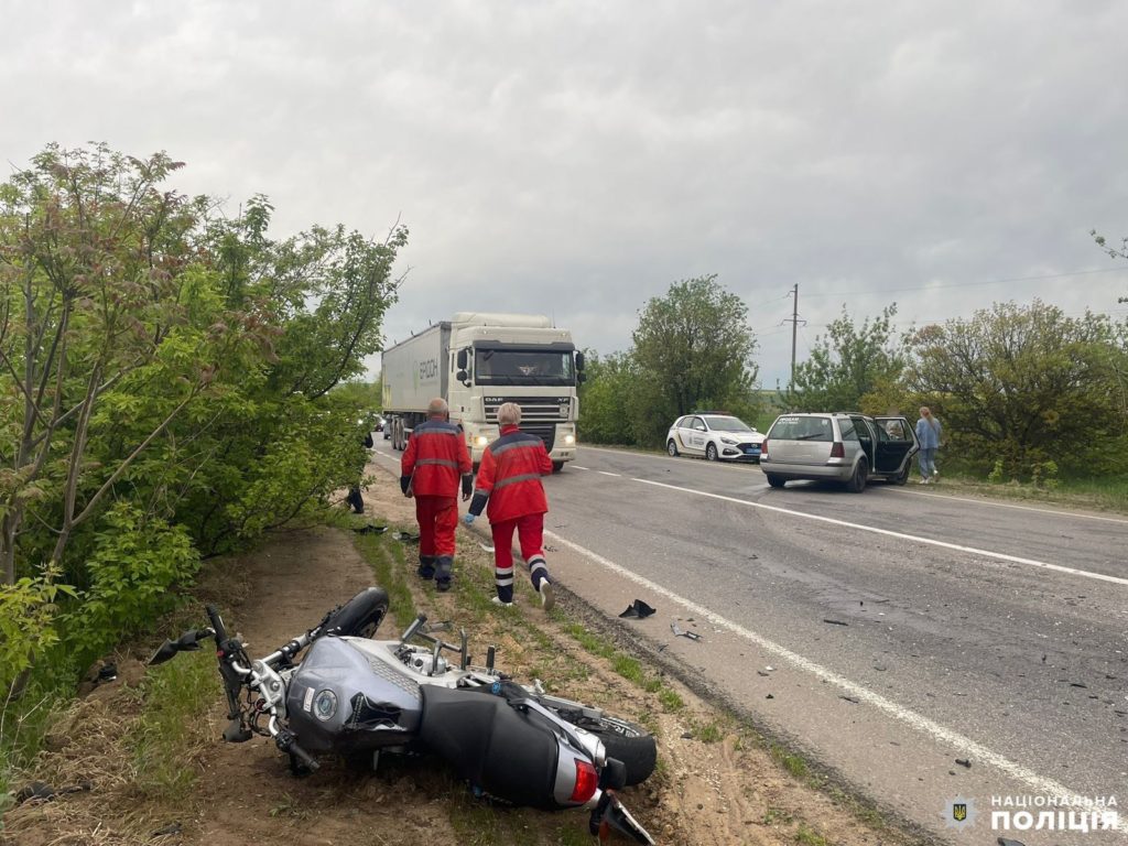 На Одеській трасі біля Красного водійка на GOLF насмерть збила мотоцикліста (ФОТО) 34