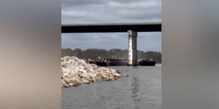 В США знову ДТП на воді – тепер баржа врізалась в опору мосту через Арканзас (ВІДЕО)
