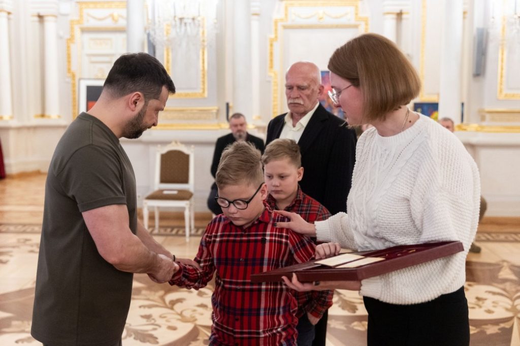 Зеленський вручив ордени «Золота Зірка» захисникам, яким присвоєно звання Героя України, та родинам загиблих воїнів, які удостоєні цього звання посмертно (ФОТО, ВІДЕО) 14