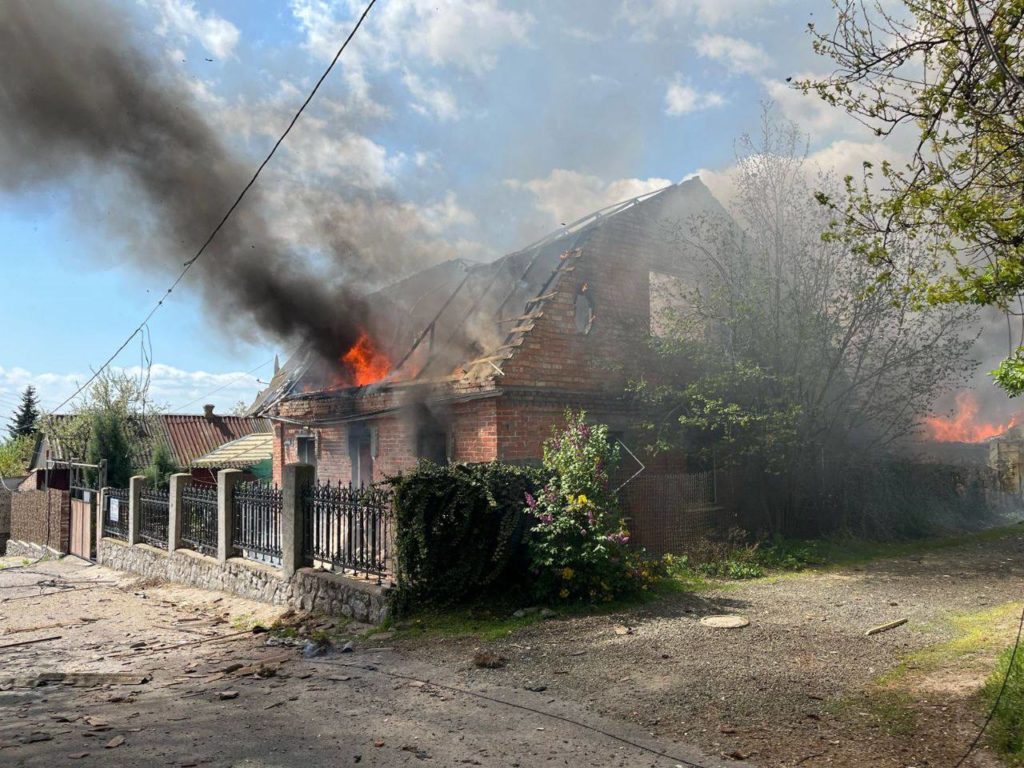 У Дніпрі збили ракету, уламки пошкодили будинки і поранили людей (ФОТО) 4