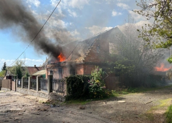 У Дніпрі збили ракету, уламки пошкодили будинки і поранили людей (ФОТО)