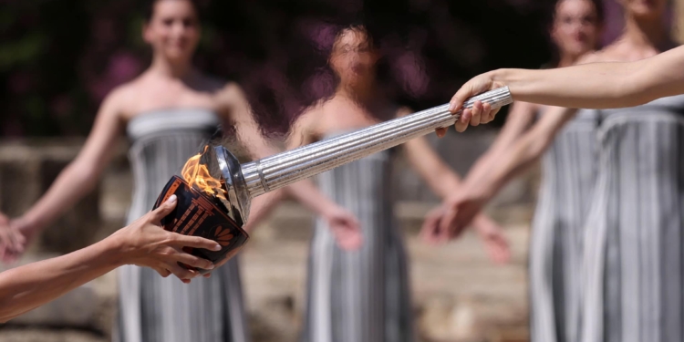 У грецькій Олімпії запалили Олімпійський вогонь (ФОТО)