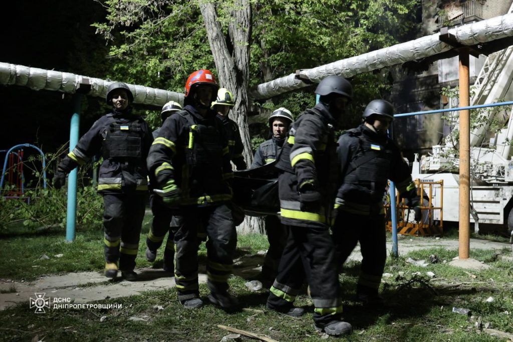 У Дніпрі завершено аварійно-рятувальні роботи після російської ракетної атаки: троє загиблих, 24 постраждалих (ФОТО) 4