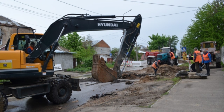 В Миколаєві другу добу центр міста без води, завтра теж не буде (ФОТО)