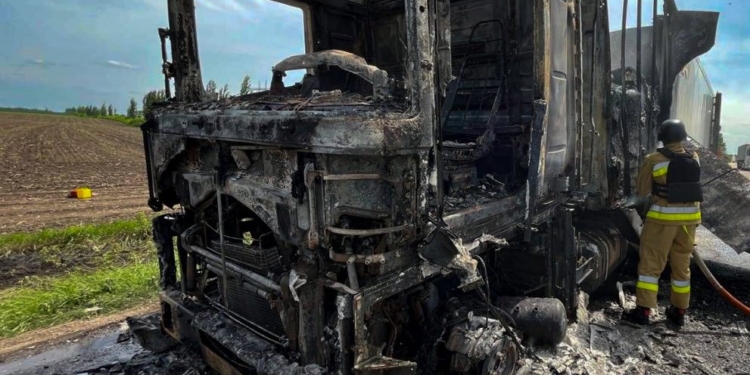 На одній з трас Миколаївщини знов довелось гасити вантажівку (ФОТО)