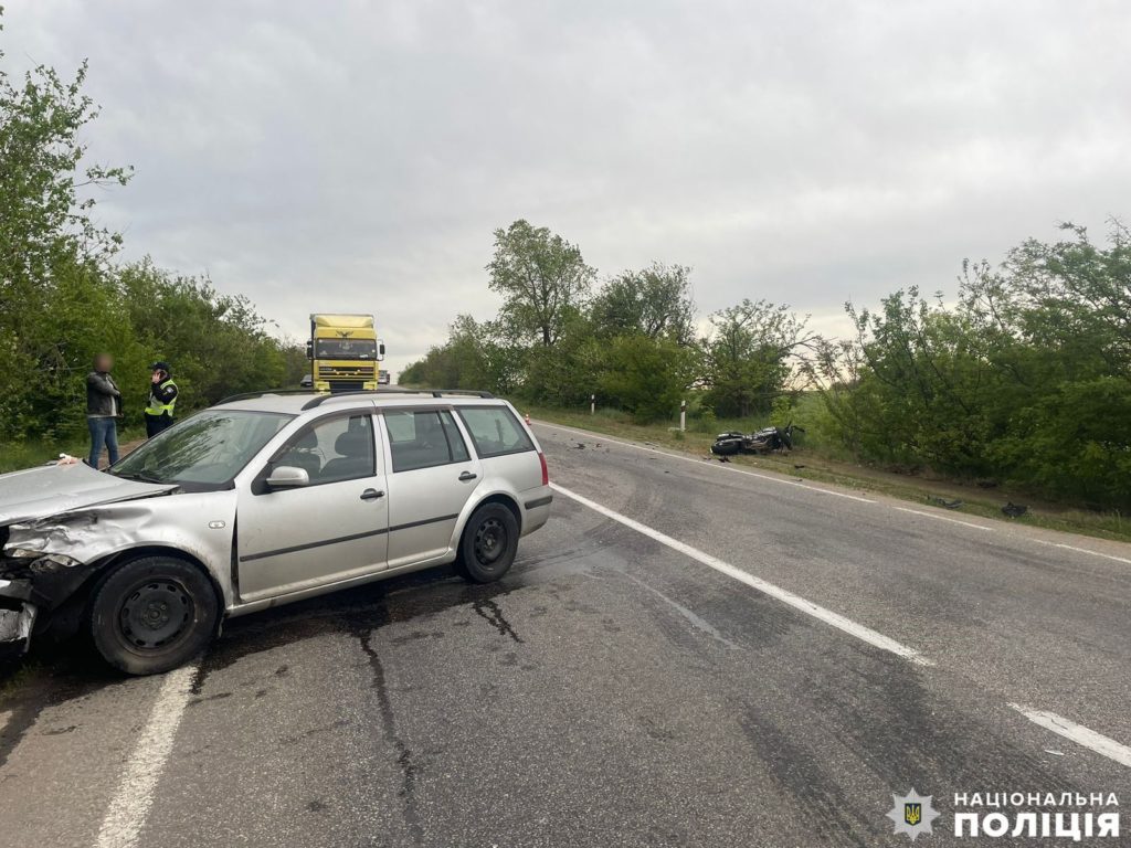 На Одеській трасі біля Красного водійка на GOLF насмерть збила мотоцикліста (ФОТО) 36