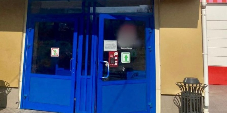 Брав алкоголь і закуску: на Миколаївщині затримали молодика, який пограбував магазин (ФОТО)