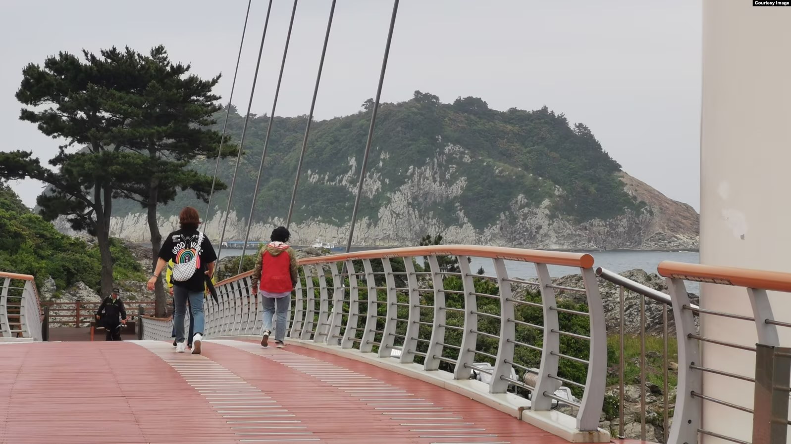 Росіяни втікають від мобілізації у Південну Корею. Що вони там знаходять (ФОТО)