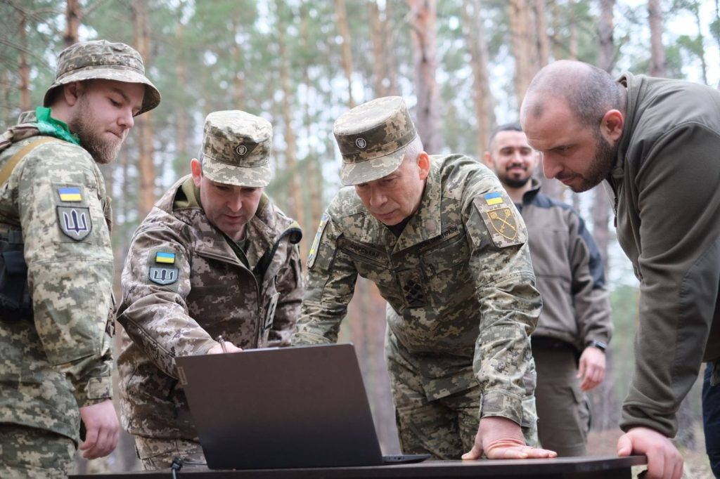 Дрони та роботизовані системи для евакуації: Сирський з Умєровим знайомились з новинками (ФОТО) 4