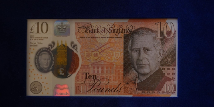 В Британії вводять в обіг банкноти з королем – Чарльзу уже передали (ФОТО)