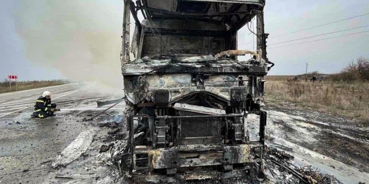 На одній з автодоріг Миколаївщини вщент вигоріла вантажівка з картонними лотками для яєць (ФОТО)