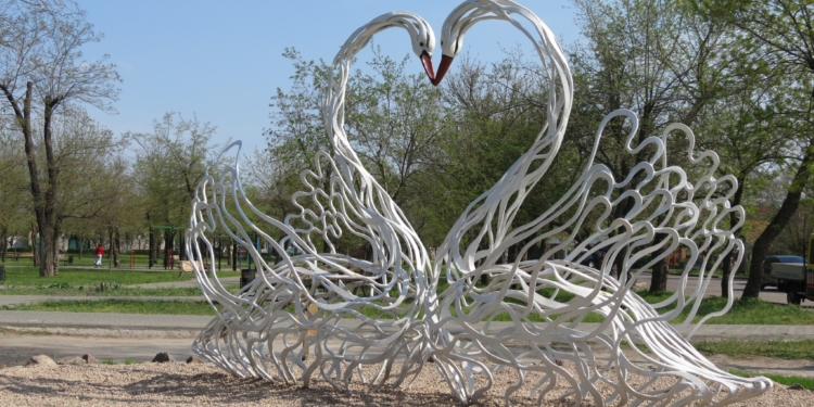 У Миколаєві скульптура «Лебедине серце» вже не повернеться на Соборну площу (ФОТО)