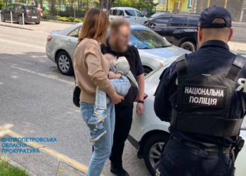 У Дніпрі затримали жінку, яка намагалася продати дворічного сина за 1 млн грн (ФОТО)