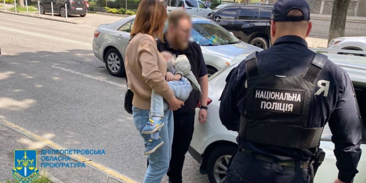 У Дніпрі затримали жінку, яка намагалася продати дворічного сина за 1 млн грн (ФОТО)