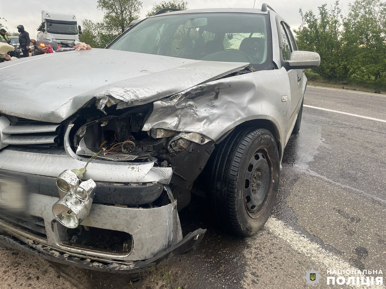 На Одеській трасі біля Красного водійка на GOLF насмерть збила мотоцикліста (ФОТО)