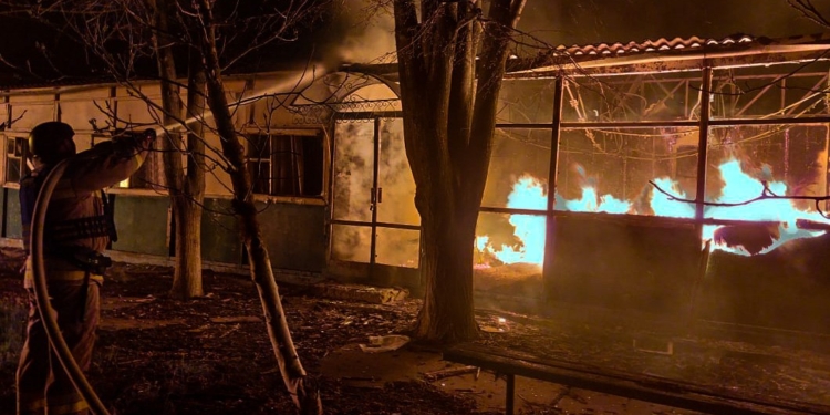 Вогнеборці Миколаївщини показали, як ліквідовували пожежі після ворожих обстрілів (ФОТО)