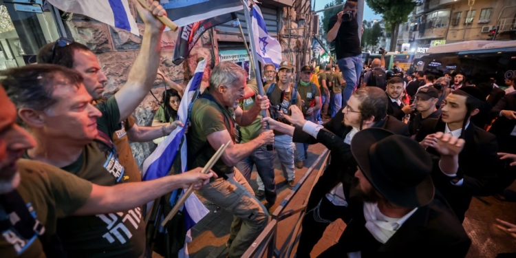 В Ізраїлі розпочались багатотисячні протести: люди вимагають виборів, Нетаньягу каже – «не на часі» (ФОТО)