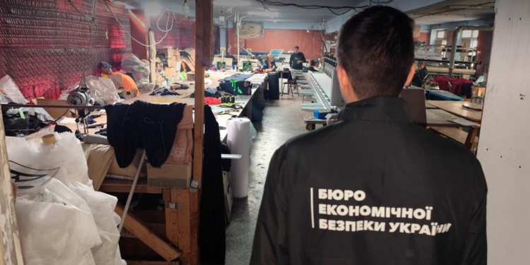 Війна війною, а в Одесі малоарнаутять одяг світових брендів (ФОТО)