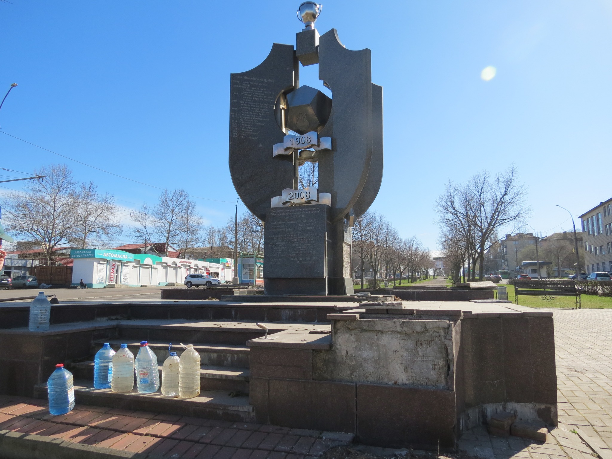 Почався ремонт пам’ятного знаку на честь 100-річчя миколаївського футболу (ФОТО)