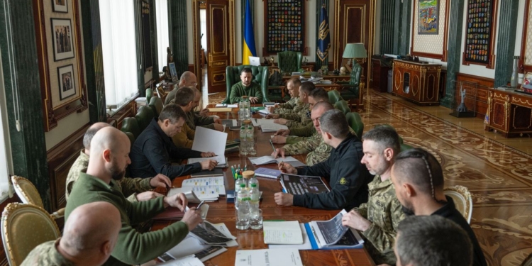 Зеленський провів нараду щодо дронів: на окремих напрямках вже тестується комплексна система керування засобами РЕБ (ФОТО)