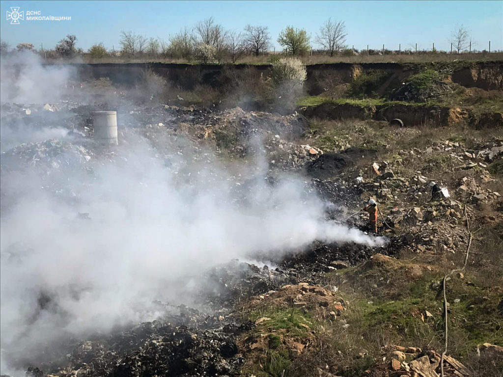 Поблизу Миколаєва гасять стихійне сміттєзвалище (ФОТО) 8